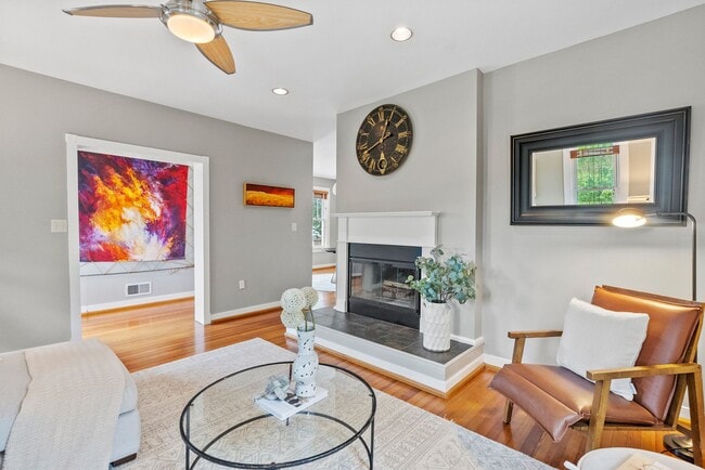 Building Photo - Spacious Kent Home | 6 Bed | 4 Bath | 4,000 Sf | Front Porch + Backyard | Detached 4-Car Garage