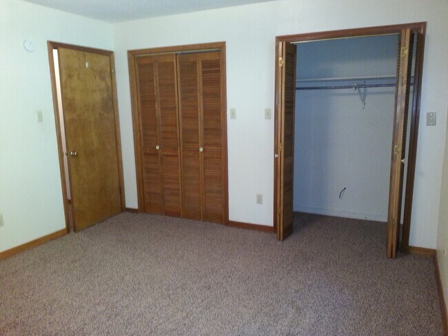 Building Photo - 128 Debra Ln