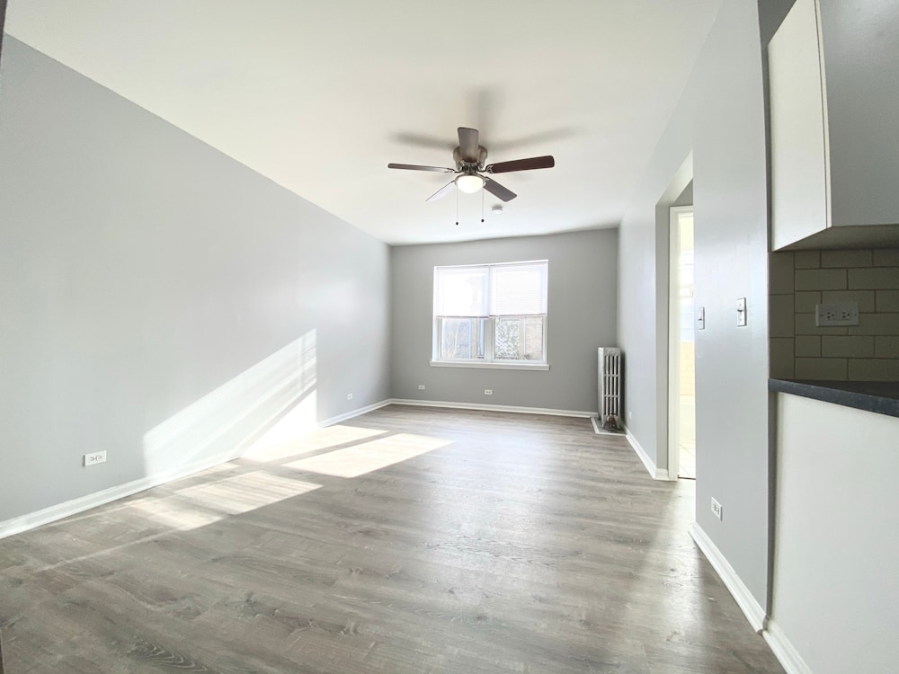 Building Photo - 4031 N Kenmore Ave