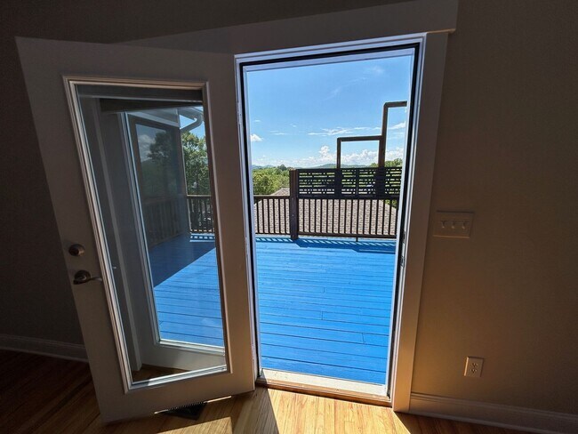 Building Photo - Central AVL - Custom Built, Made for Enter...