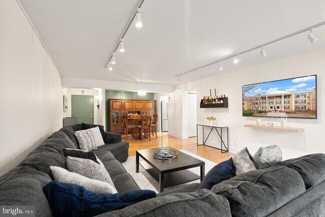 Building Photo - 7651 Tremayne Pl