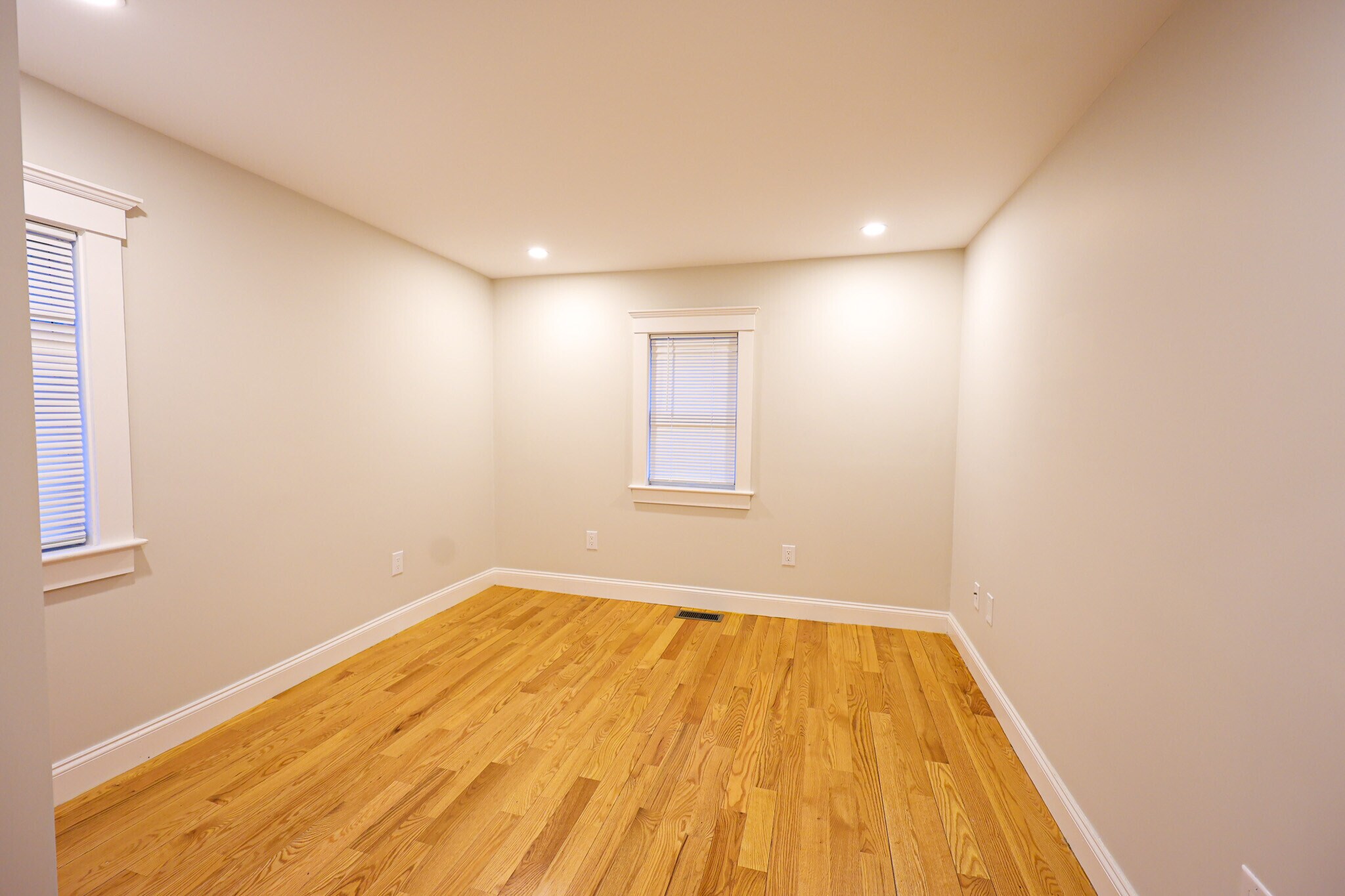 Building Photo - 85 Oak St