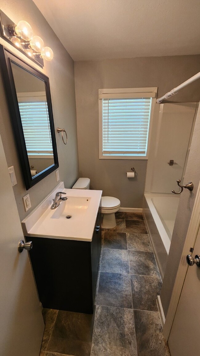 Building Photo - 3 Bedroom, 2 Bathroom House - Available May 1st with early move-in possible!