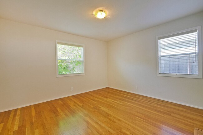 Building Photo - Awesome Home Located in a Quiet Tree Line ...