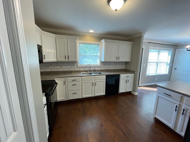 Building Photo - Well-Maintained 3 Bedroom, 2 Bath Home wit...