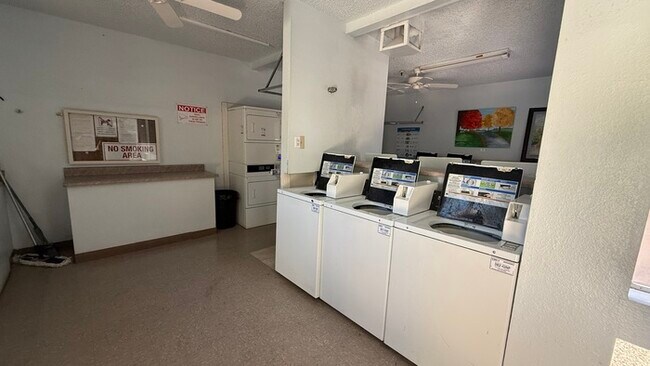 Building Photo - Paradise Valley 1br Condo with Pool