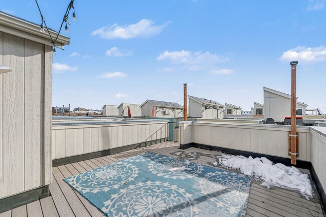 Building Photo - Modern-3 bedroom -3.5 bathroom Townhome in Santa Fe Art District