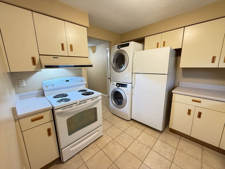 Building Photo - 5633 Bluebird Ct