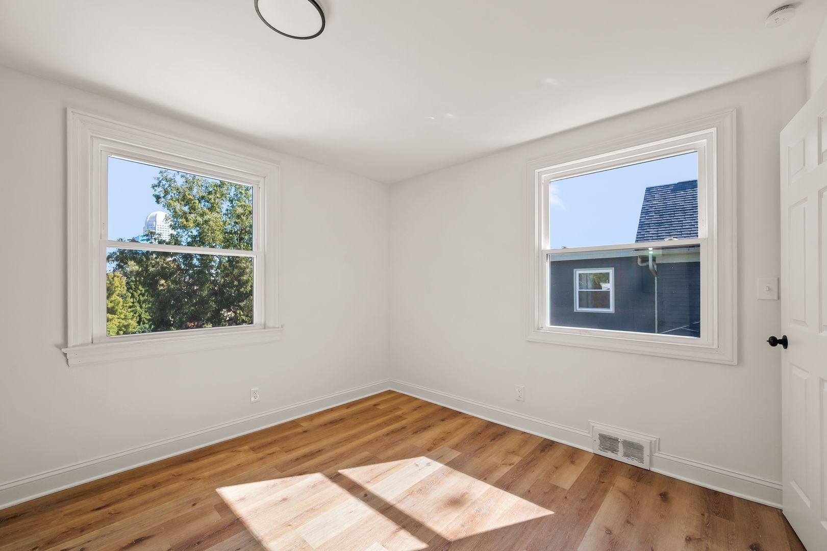 Building Photo - 209 N Spring St