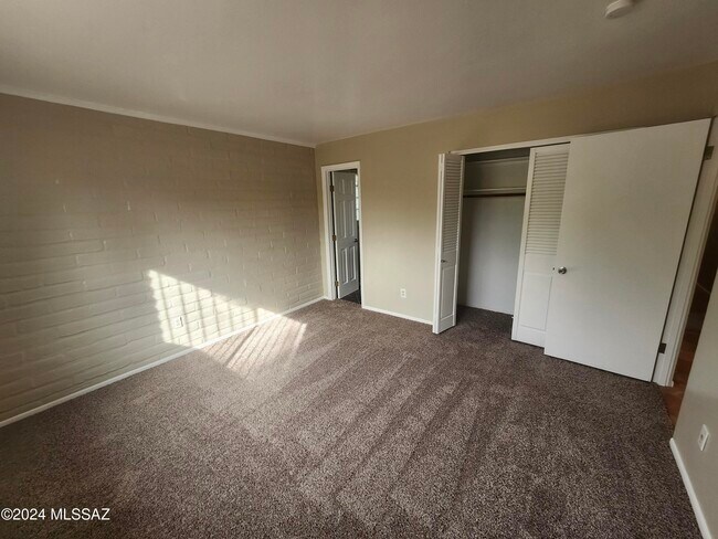 Building Photo - 3565 E Calle del Prado