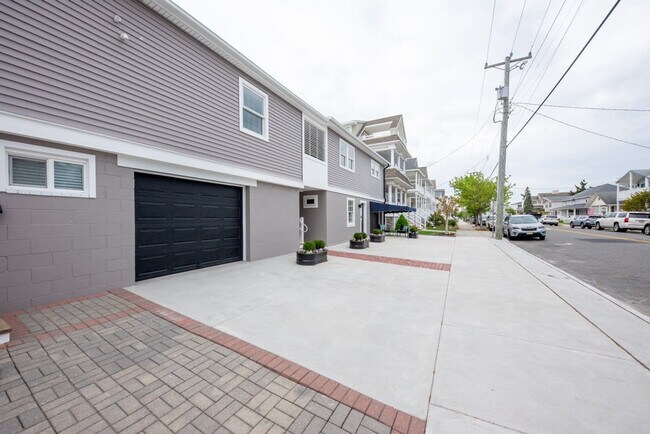 Building Photo - 1142 Simpson Ave