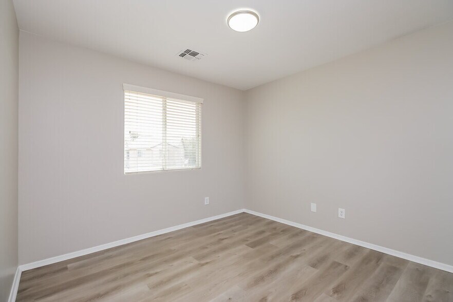 Building Photo - 10117 E Isabella Ave