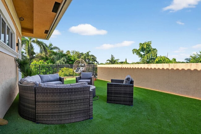 Building Photo - 1705 NE 11th St