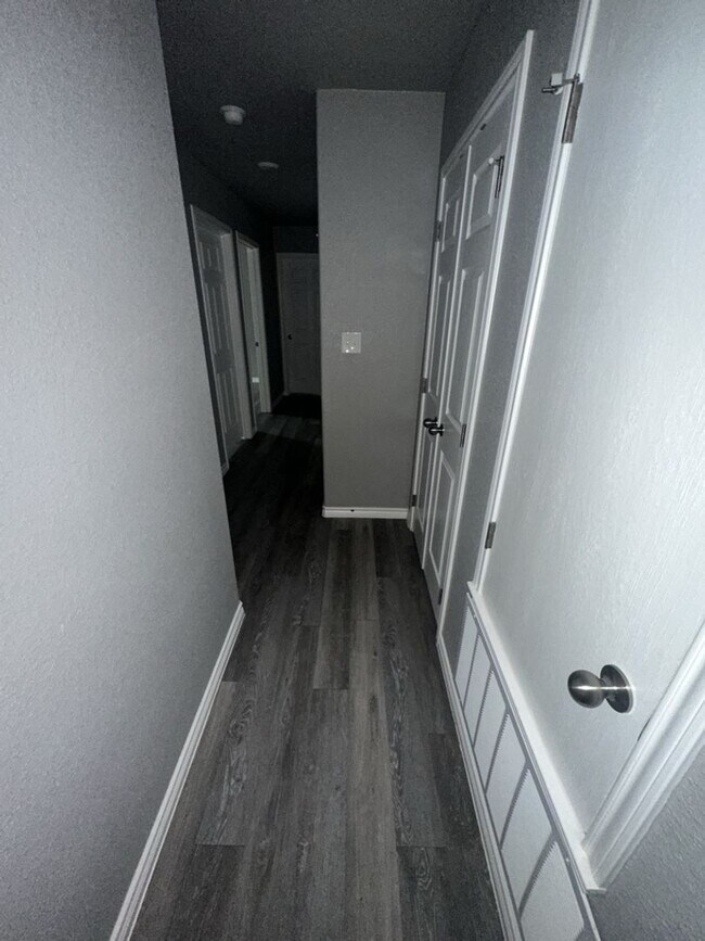 Building Photo - AVAILABLE NOW! (SECTION 8 ACCEPTED)