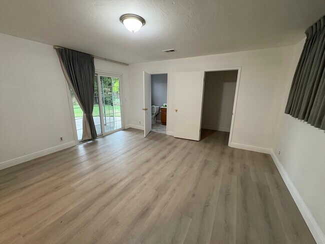 Building Photo - 4054 Lemoyne Way