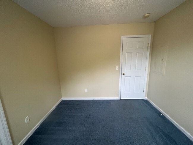 Building Photo - 208 Charles Towne Ct