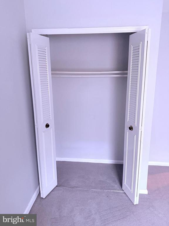 Building Photo - 8625 Point of Woods Dr