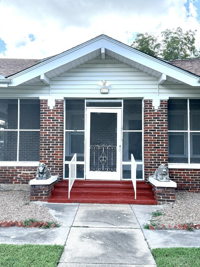 Building Photo - 817 C St SE