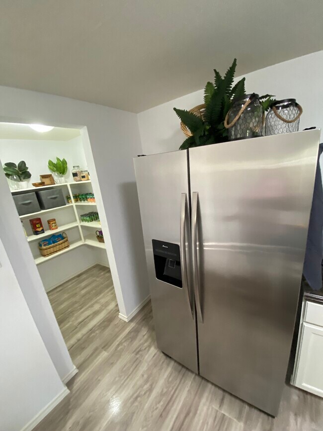 Building Photo - 2511 E 9th St