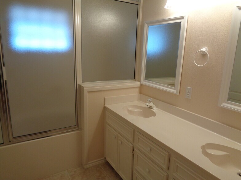 Master Bath - 15505 Cruiser St