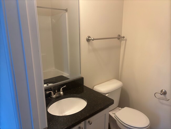 Building Photo - 3 Bedroom Townhouse in Tavern Grove