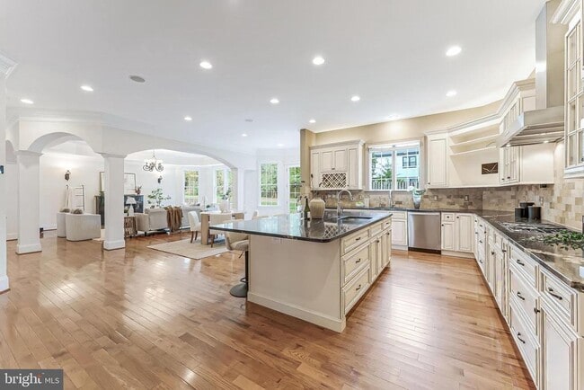 Building Photo - 829 Golden Arrow St