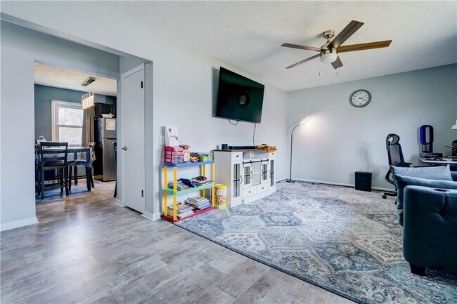 Building Photo - 889 Long Pond Rd