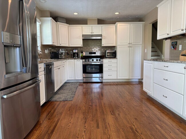 Building Photo - Stunning 4 Bed, 3 Bath Home with Backyard ...
