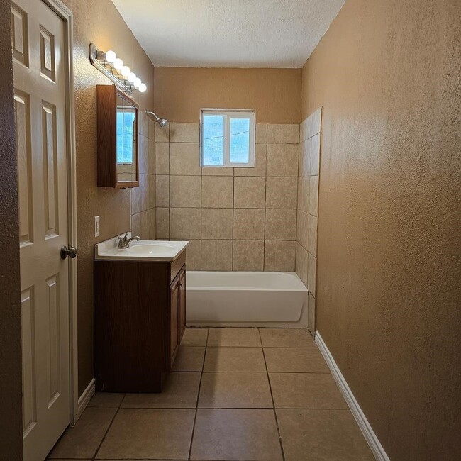 Building Photo - 801 W Golf Course Rd