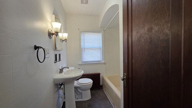 Building Photo - Cozy 2 Bed, 1 Bath Apartment in Appleton, ...