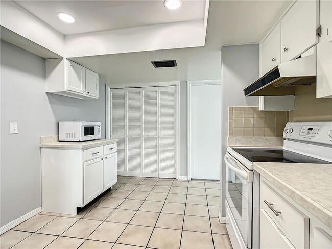 Building Photo - 5576 W Pine Cir