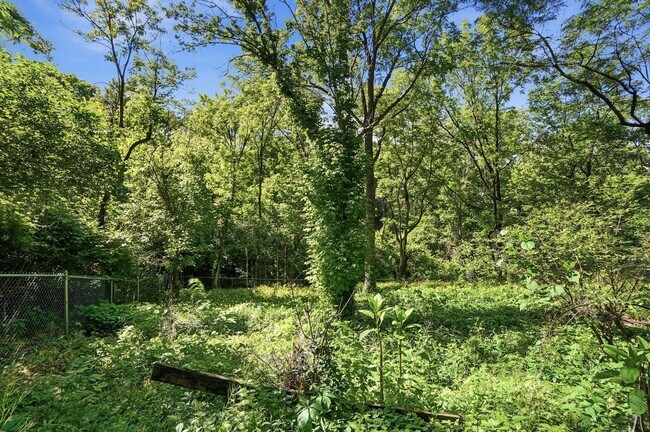 Building Photo - Three Bedroom Home with Great Outdoor Entertainment Space!