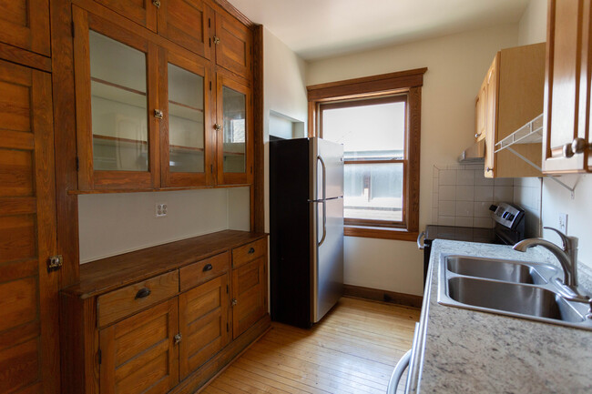 Building Photo - 324 Hendrie St