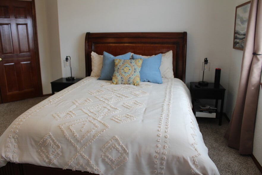 Queen Bedroom - 16362 Kamana Rd
