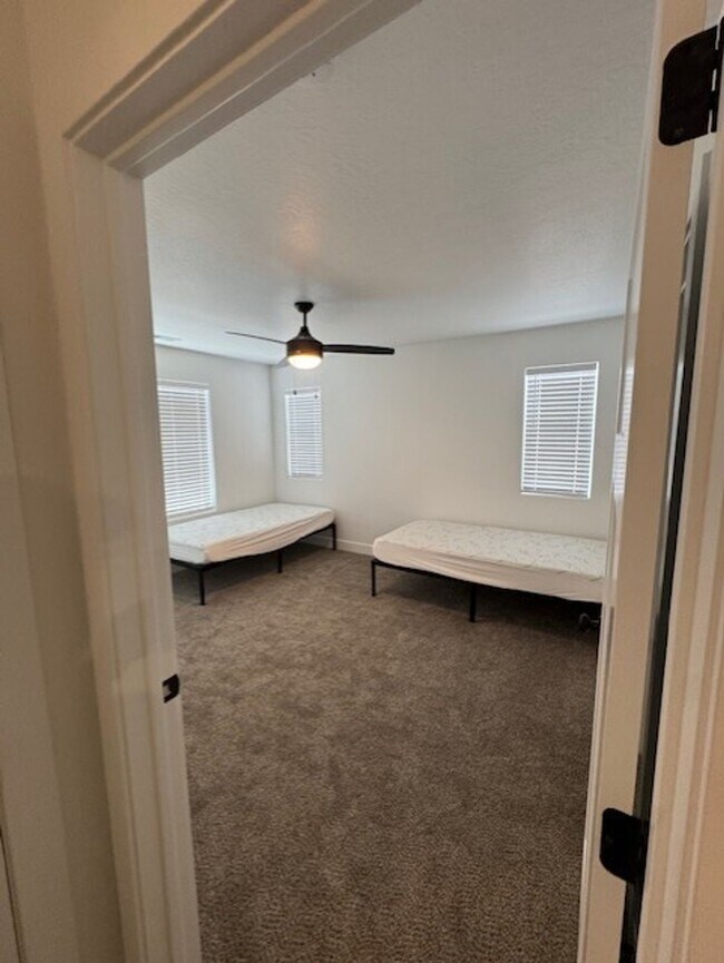 Building Photo - Room for Rent