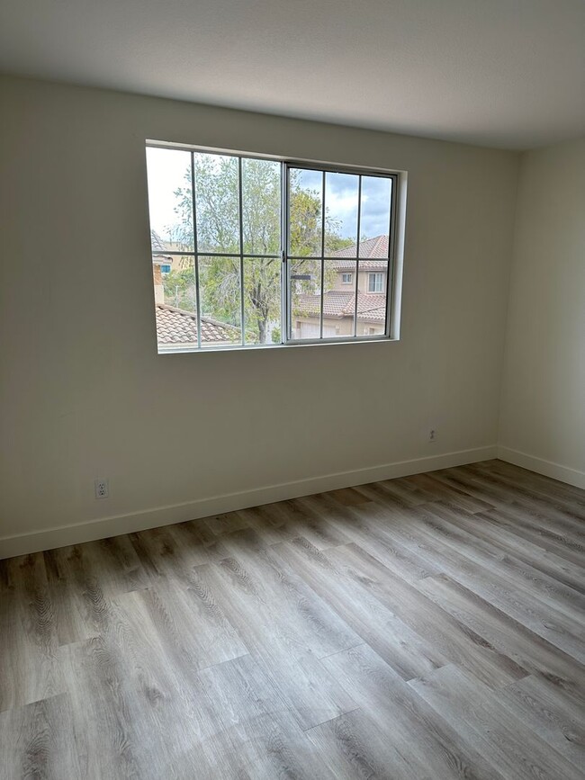 Building Photo - Centrally Located Townhome w/ 2 Car Garage...