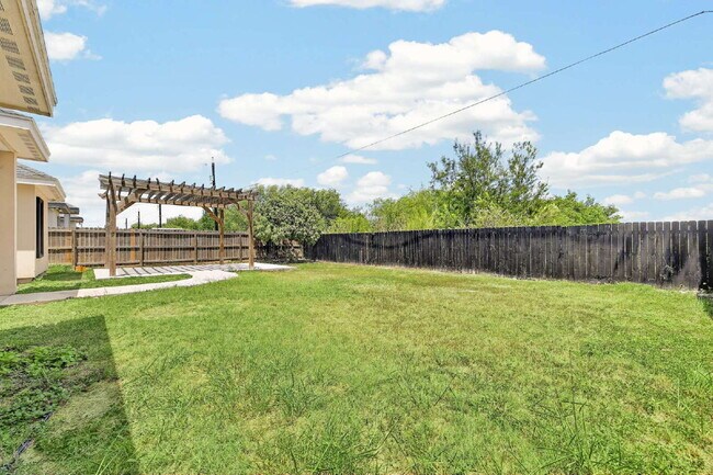 Building Photo - 140 Spanish Oak Dr