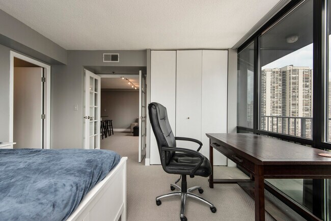 Building Photo - 1309 N Wells St