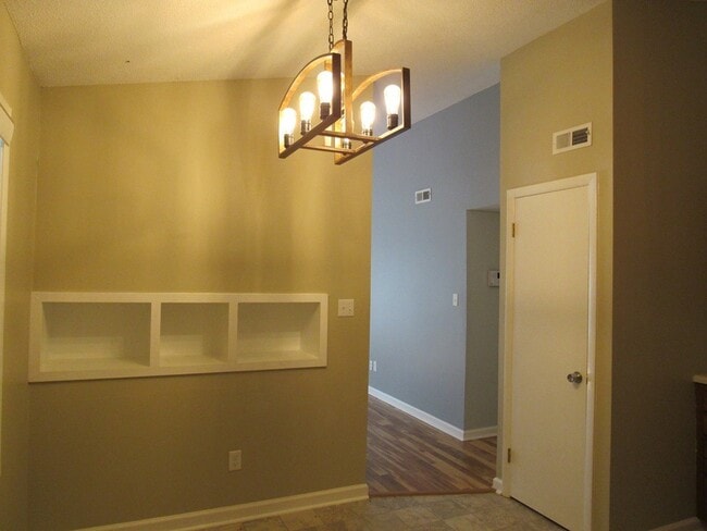 Building Photo - 2 BR 1.5 BA Duplex in Twinwood