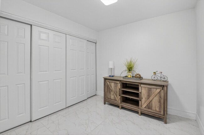 Building Photo - 4310 Village Dr