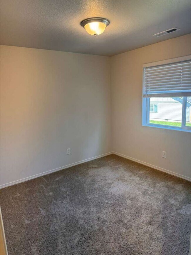 Building Photo - 1642 Zoe Ave