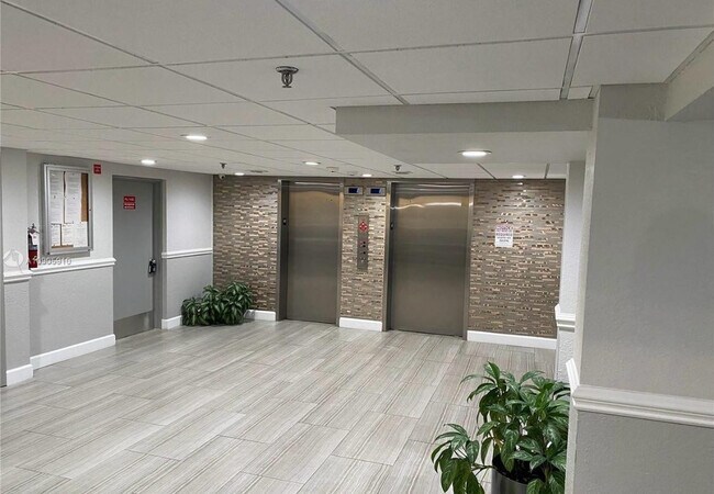 Building Photo - 901 Hillcrest Dr