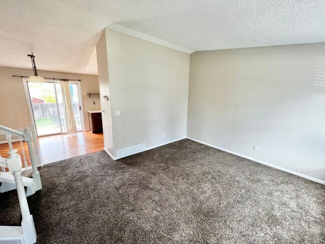 Building Photo - 3 bed, 1 bath Tri-level Home in Foxstone Neighborhood