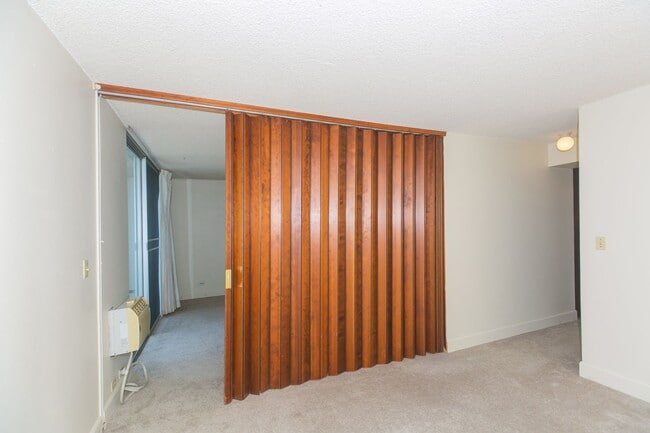 Building Photo - Views and Location!