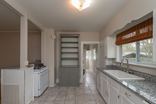 Building Photo - Spacious 2 Bedroom Cottage w/ Granite & Ha...