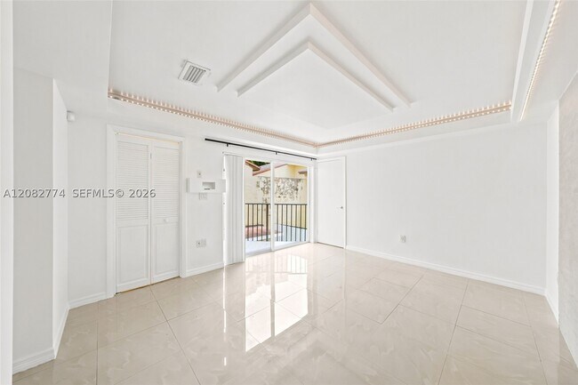 Building Photo - 9674 Fontainebleau Blvd