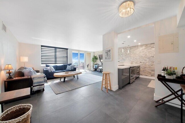 Building Photo - 2881 NE 33rd Ct