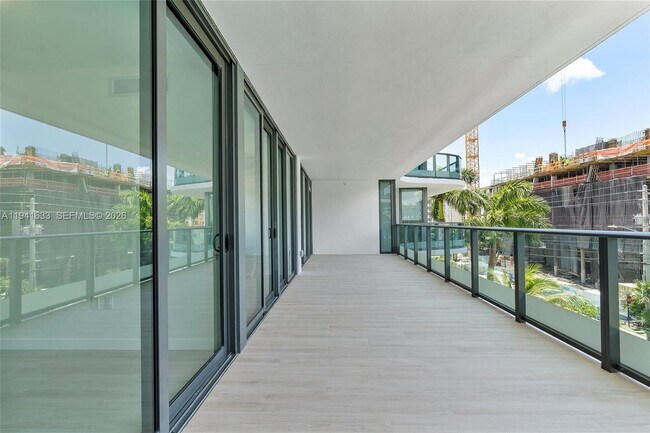 Building Photo - 9901 W Bay Harbor Dr