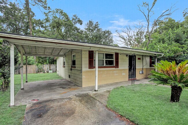 Building Photo - 3 bedroom/ 1.5 bathroom home in Cedar Hill...