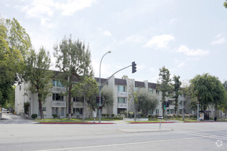 Building Photo - La Villa Lake - 55 + and Better